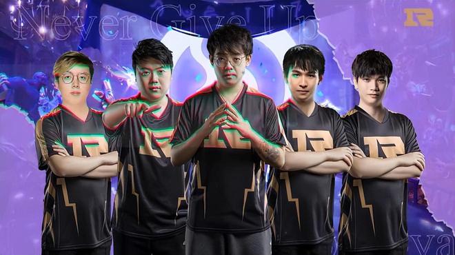 她们期待在 她们期待在